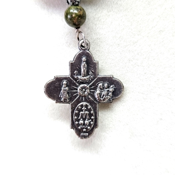 VINTAGE Catholic Silver-Tone Cross Pendant Beaded Stone Necklace Made in Italy - Picture 4 of 9